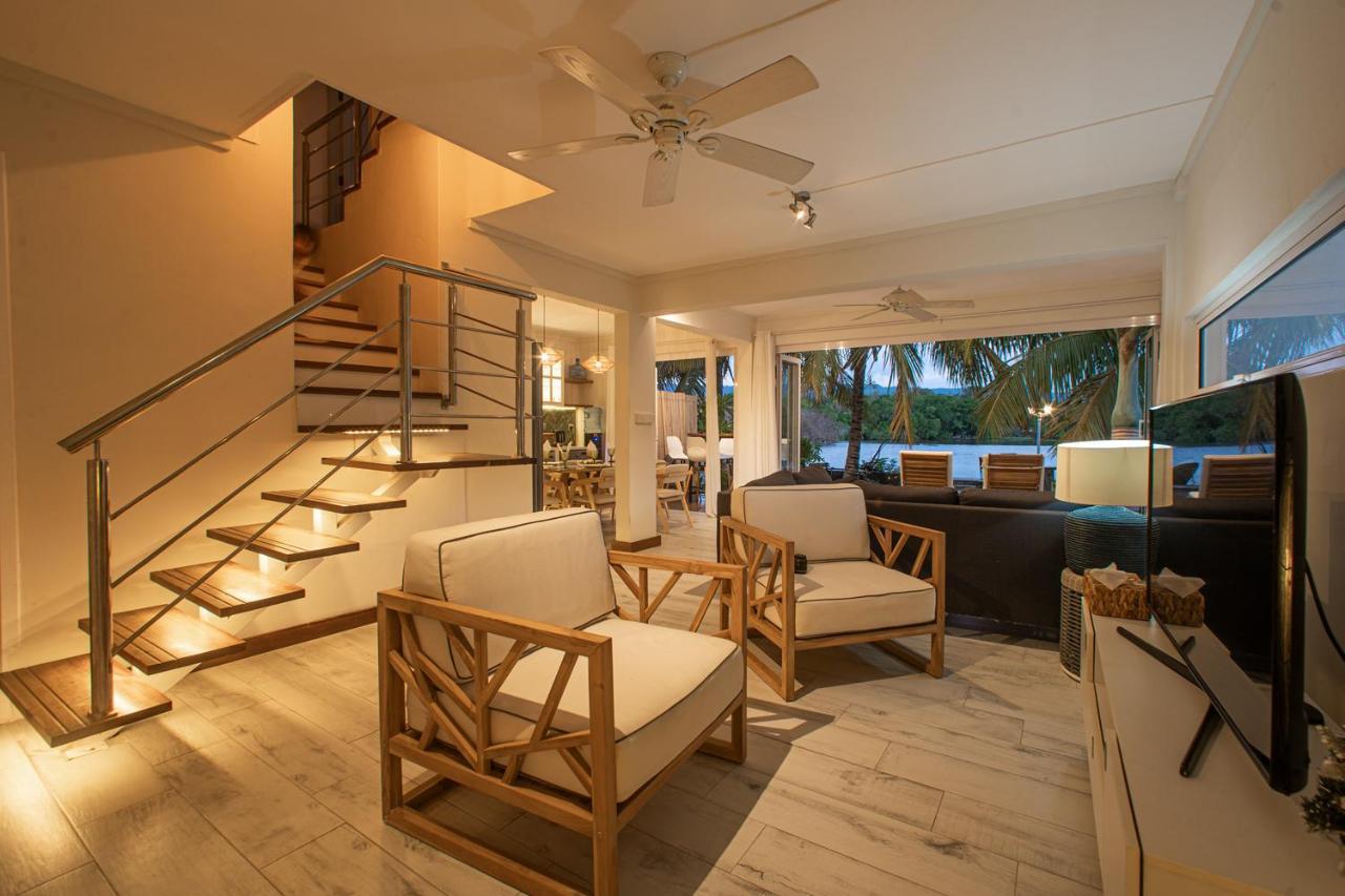 Villa Between 2 Waters Villa, Free Car Offered. Tamarin